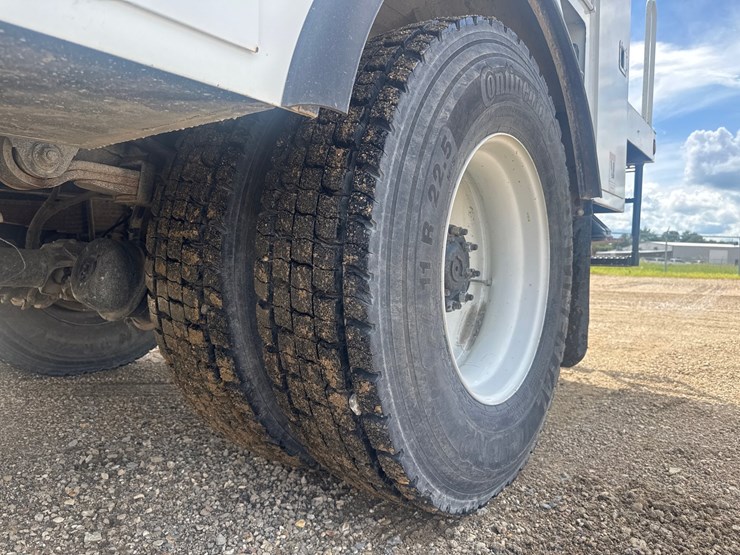 2014-freightliner-m2-106-image-112