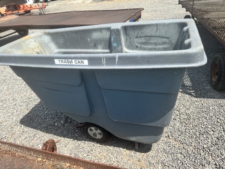 rubbermaid-rolling-trash-can-image-1