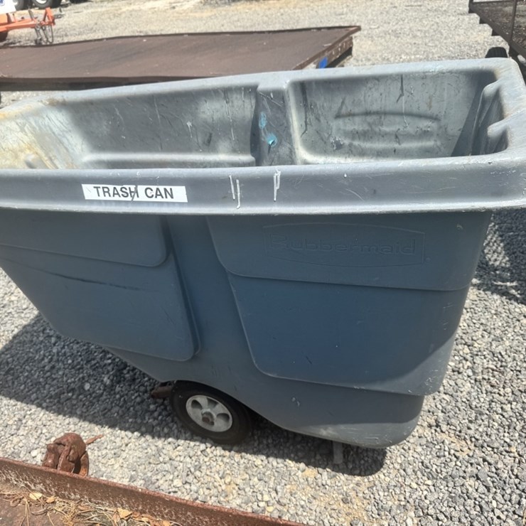 RUBBERMAID ROLLING TRASH CAN
