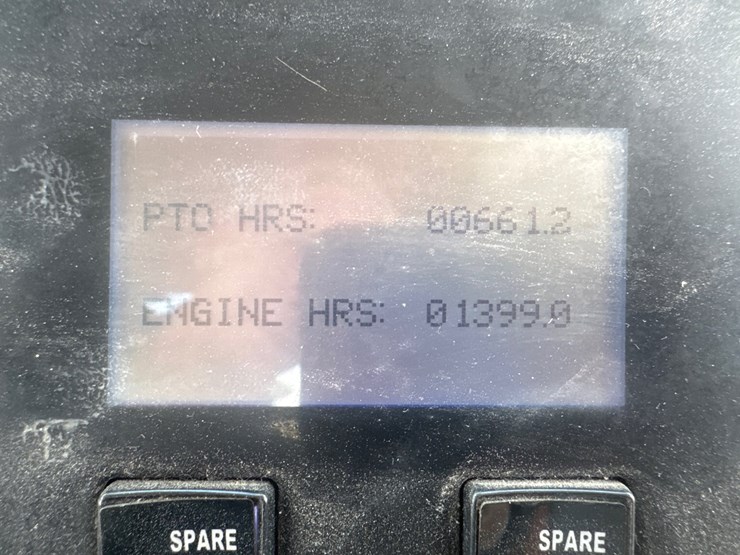 2014-freightliner-m2-106-image-110