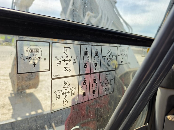 2016-takeuchi-tb280fr-image-13