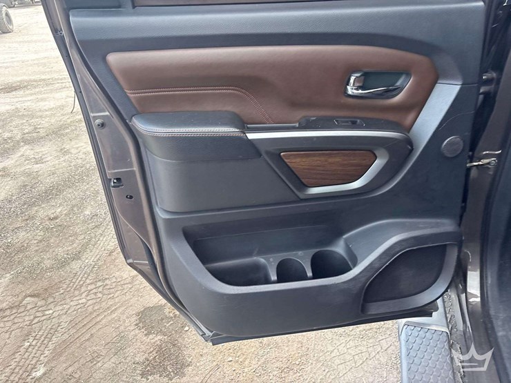 2016-nissan-titan-image-16