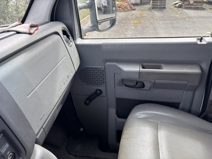 2012-ford-e350-image-30