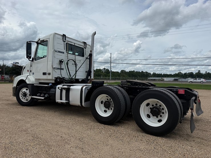 #16283-•-2014-volvo-truck-image-4