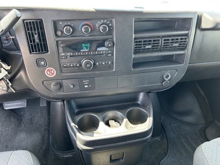 2010-chevrolet-express-passenger-van-image-15