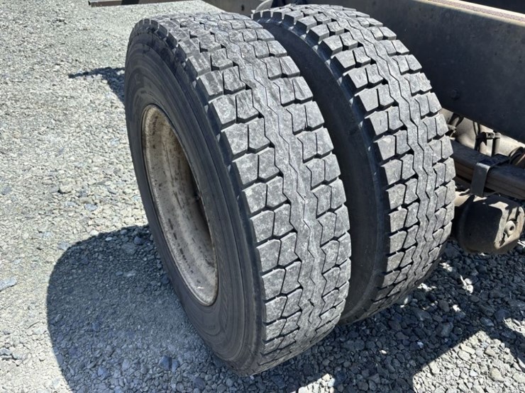 2012-freightliner-m2-s/a-cab-&-chassis-image-11