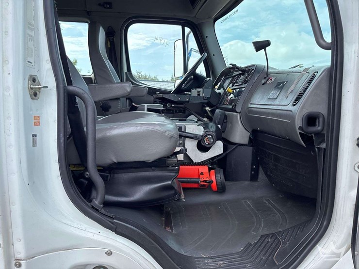 2007-freightliner-m2-106-image-32