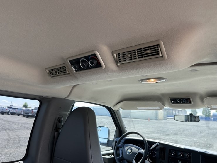 2010-chevrolet-express-passenger-van-image-23