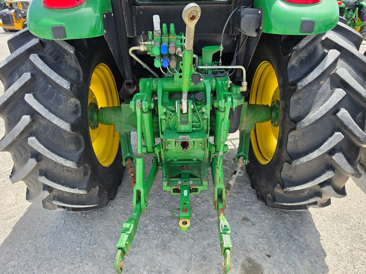 2020-john-deere-6105e-image-9