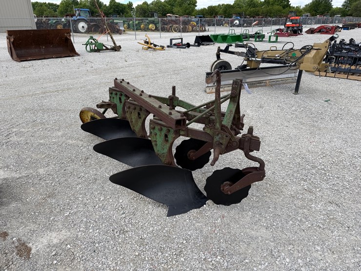 john-deere-810-image-1