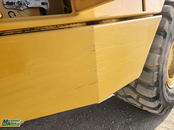 2017-caterpillar-730-image-34