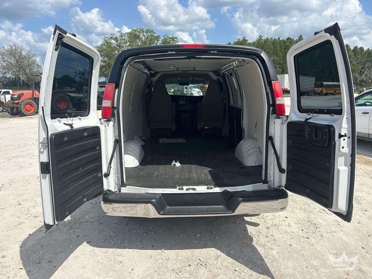 2017-chevrolet-express-2500-image-21