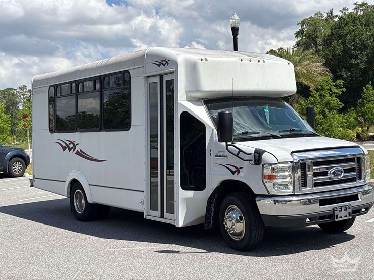2017-ford-e350-image-2