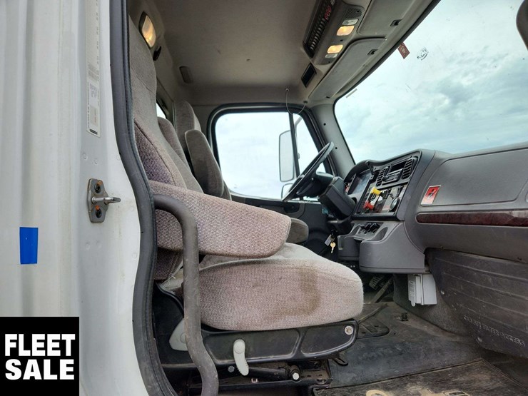 2013-freightliner-m2-106-image-32