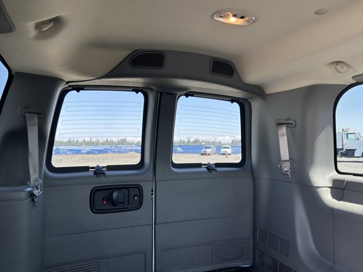 2010-chevrolet-express-passenger-van-image-25