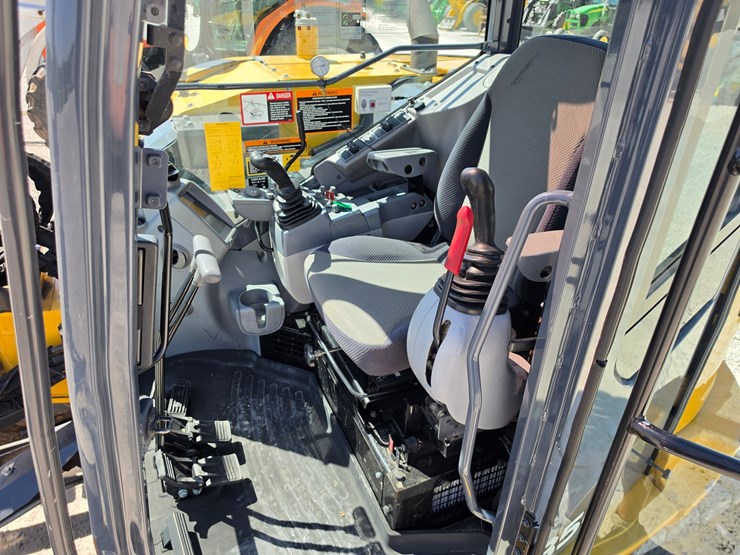2018-deere-85g-image-18