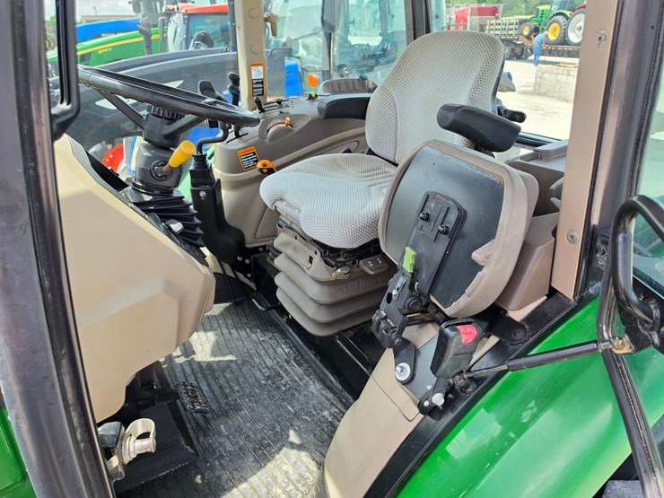 2020-john-deere-6105e-image-13