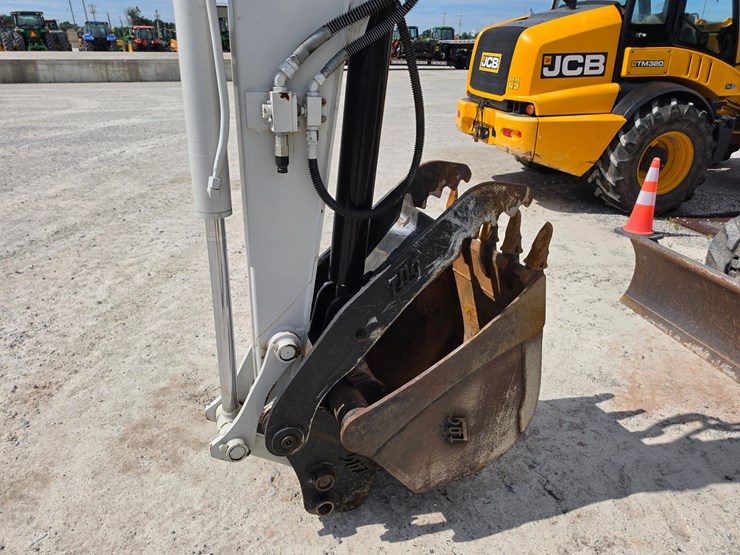 2016-takeuchi-tb280fr-image-2