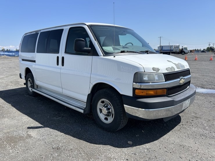 2010-chevrolet-express-passenger-van-image-7