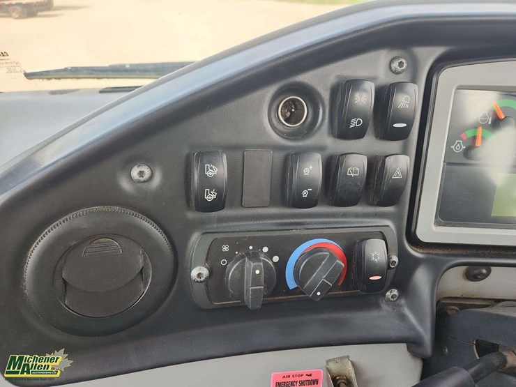 2017-caterpillar-730-image-15