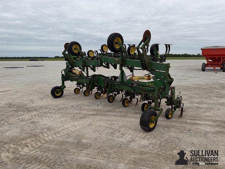 john-deere-845-image-1