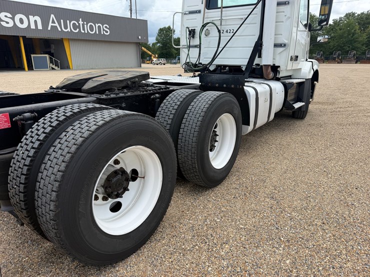 #16283-•-2014-volvo-truck-image-7