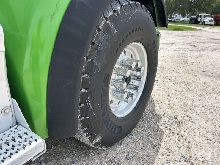2015-peterbilt-567-image-43