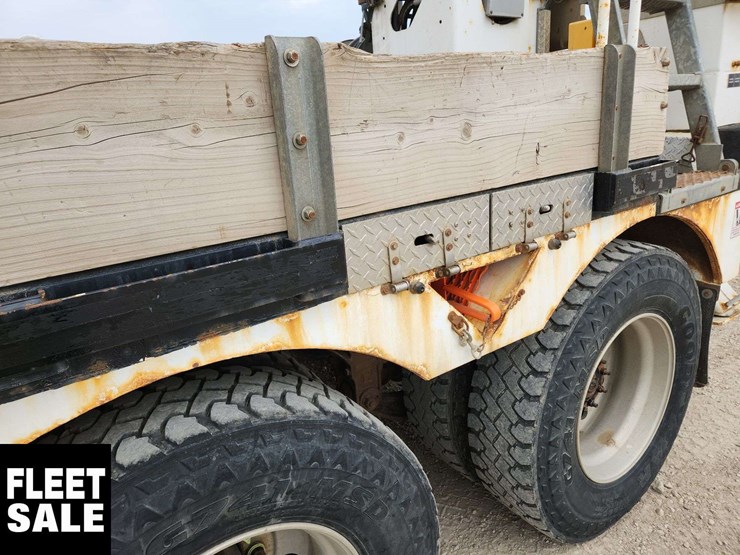 2013-freightliner-m2-106-image-37