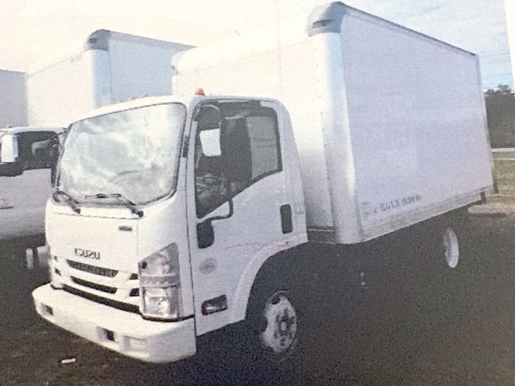 2017-isuzu-npr-image-1