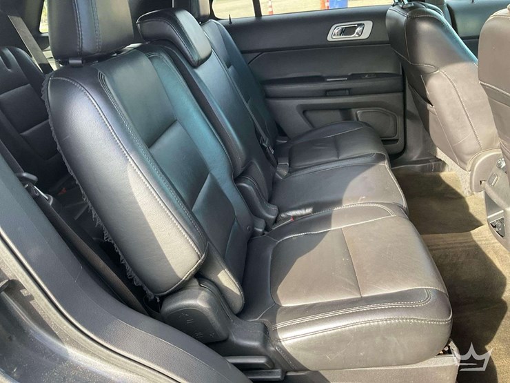 2015-ford-explorer-image-24
