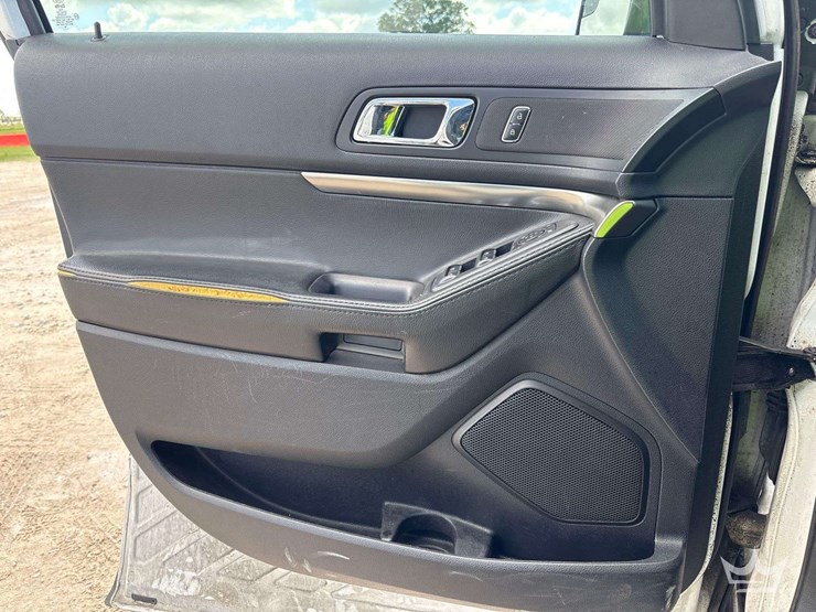 2019-ford-explorer-image-11