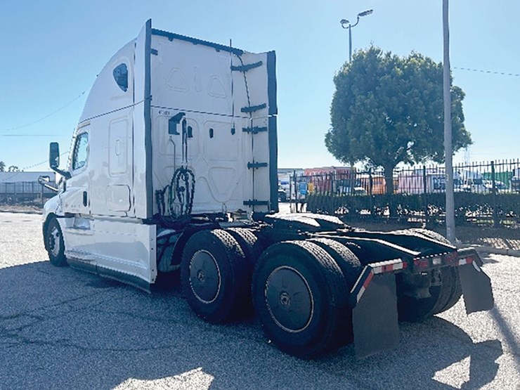 2022-freightliner-cascadia-126-image-2