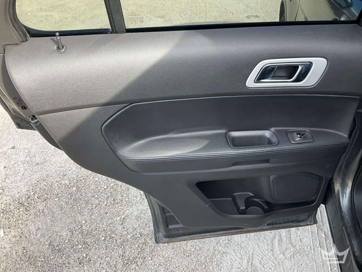 2015-ford-explorer-image-19