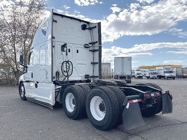2022-freightliner-cascadia-126-image-2