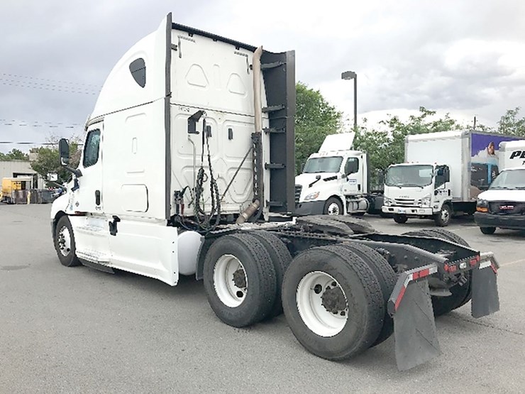 2020-freightliner-cascadia-126-image-2