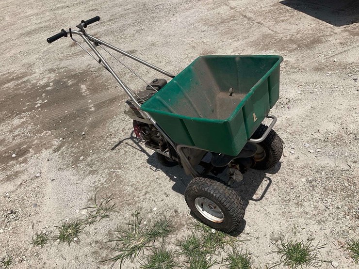 lesco-broadcast-spreader-image-3