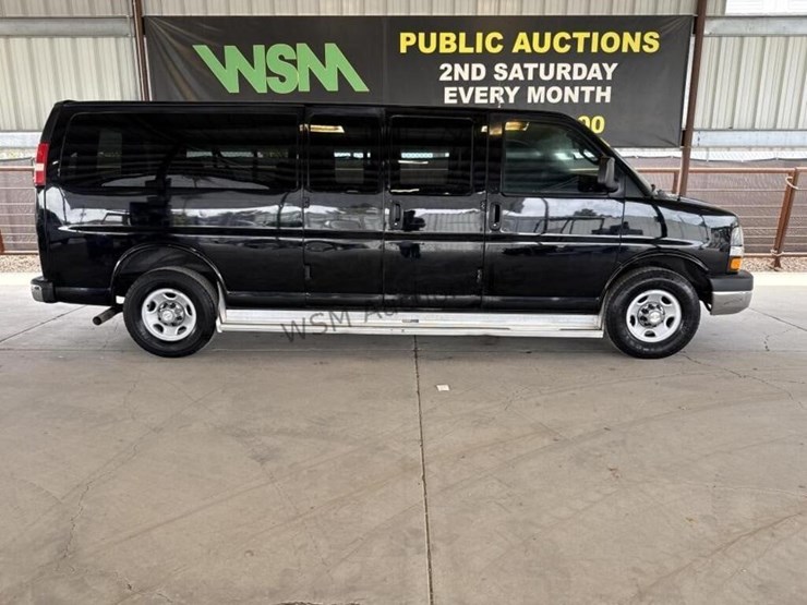 2016-chevrolet-express-3500-image-1