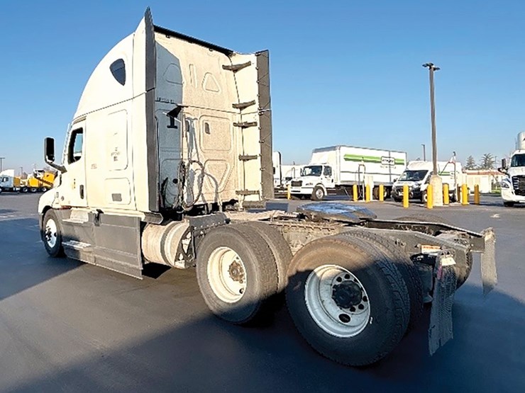 2023-freightliner-cascadia-126-image-2