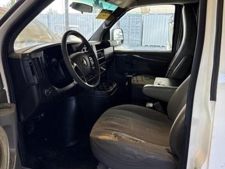 2015-chevrolet-express-2500-image-25