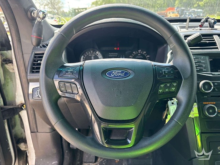 2017-ford-explorer-image-13