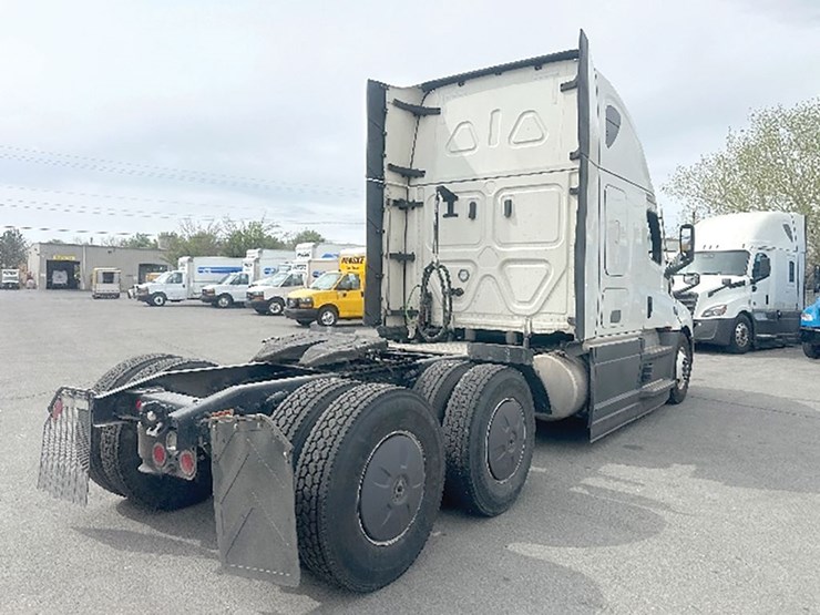 2023-freightliner-cascadia-126-image-2