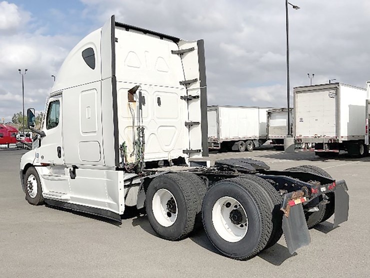 2022-freightliner-cascadia-126-image-2