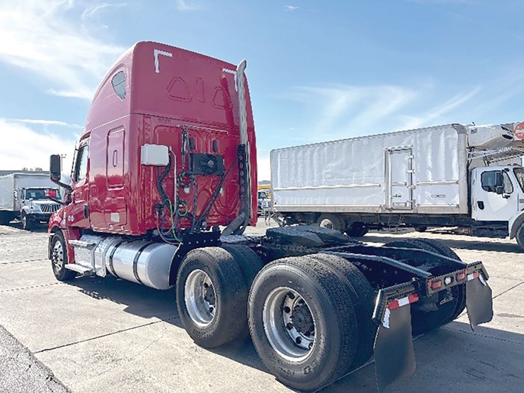 2021-freightliner-cascadia-126-image-2