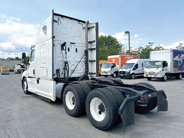 2020-freightliner-cascadia-126-image-2