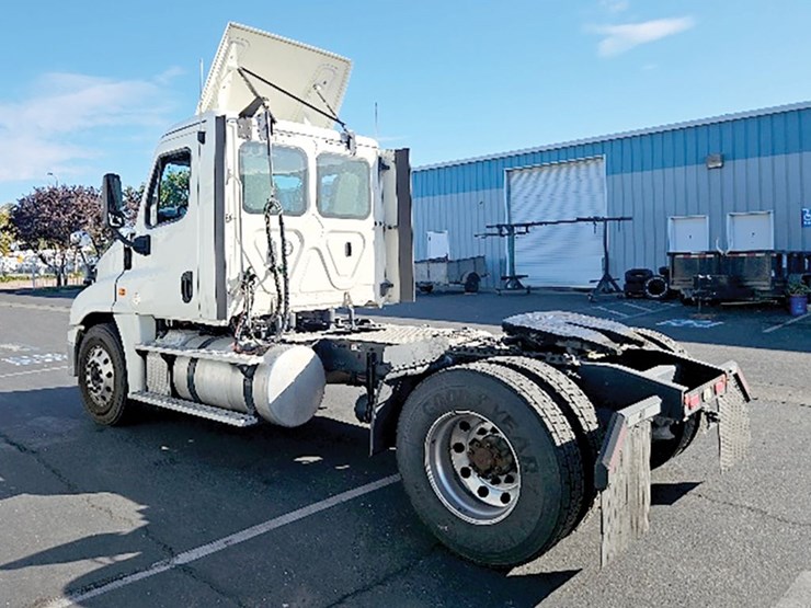 2019-freightliner-cascadia-125-image-2