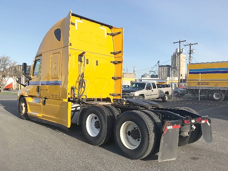 2022-freightliner-cascadia-126-image-2