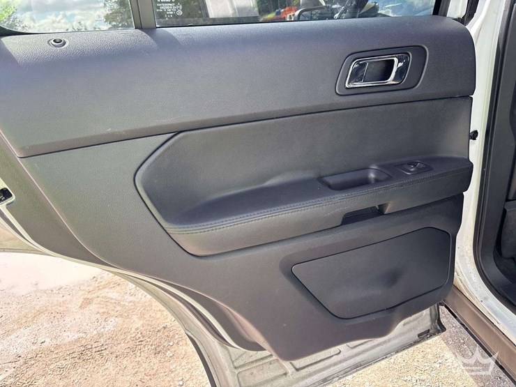 2019-ford-explorer-image-18