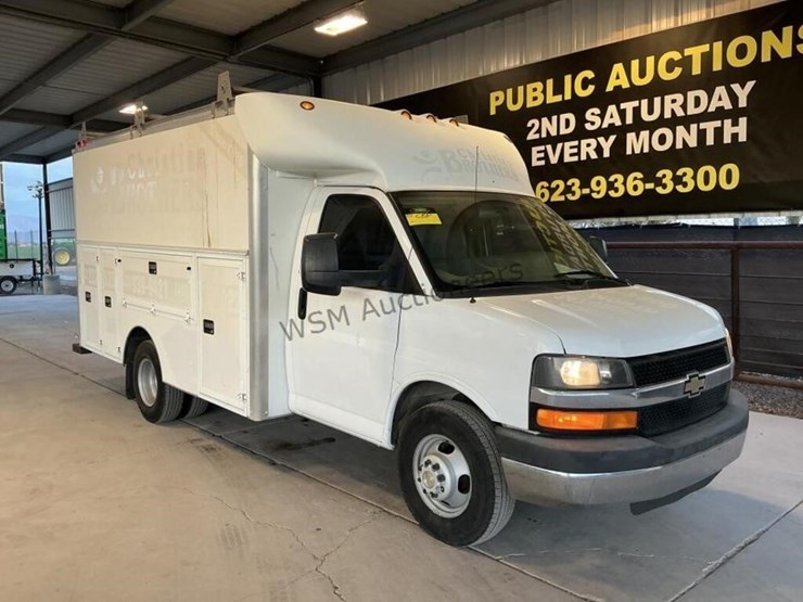 2015-chevrolet-express-3500-image-2