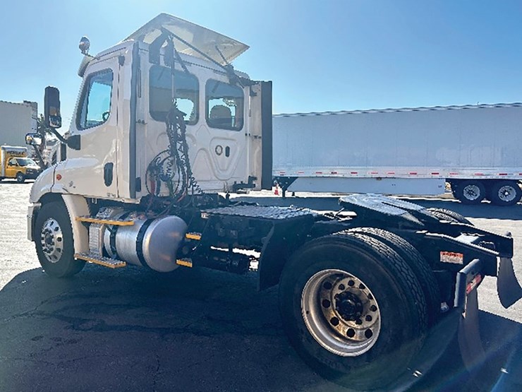 2018-freightliner-cascadia-113-image-2