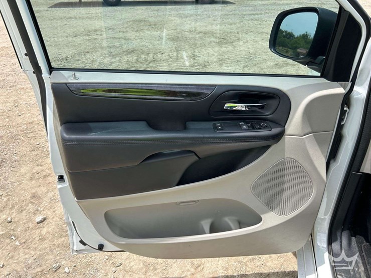 2016-dodge-grand-caravan-image-11